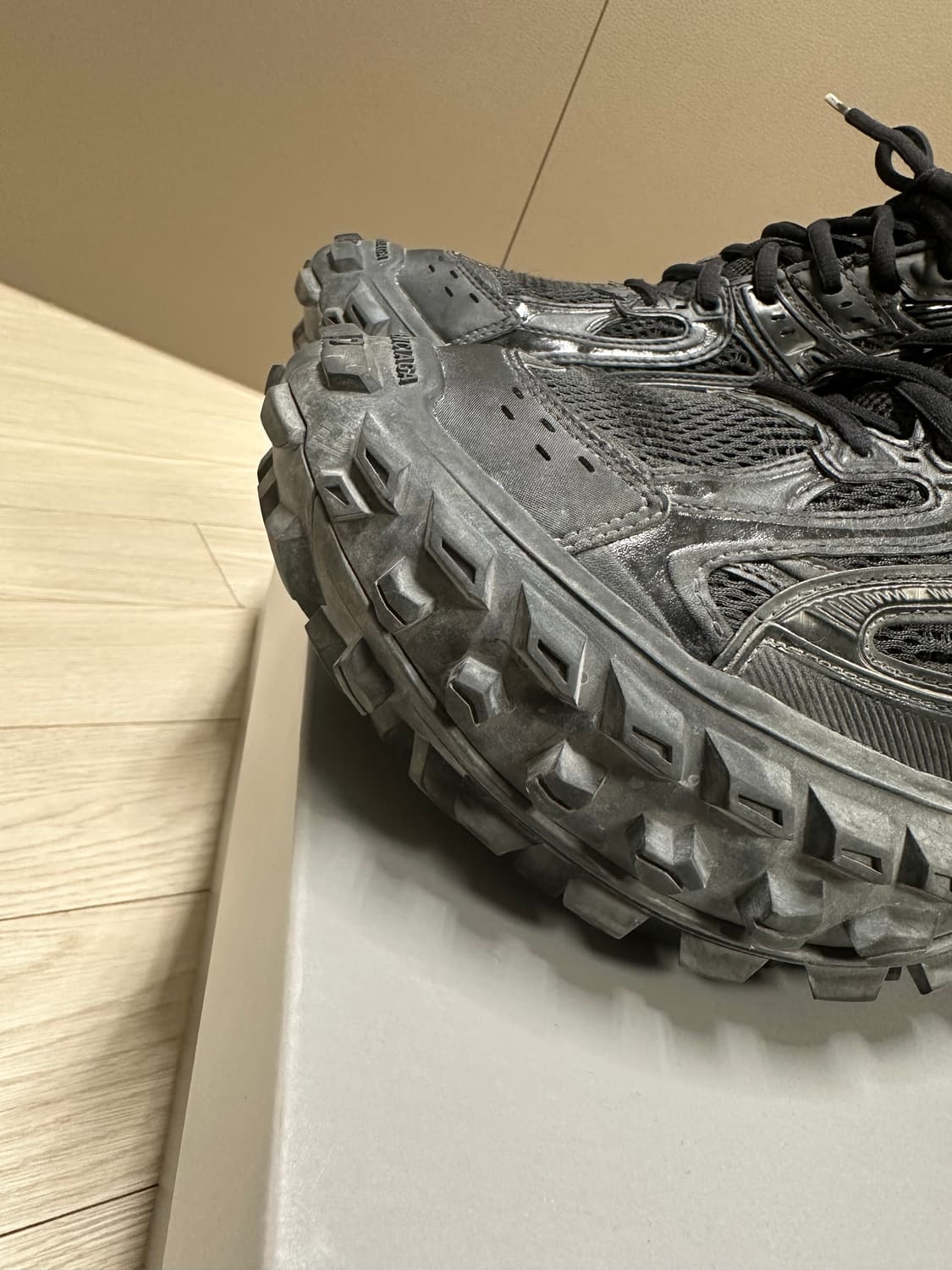 발렌시아가 디펜더 42 블랙 상품이미지5