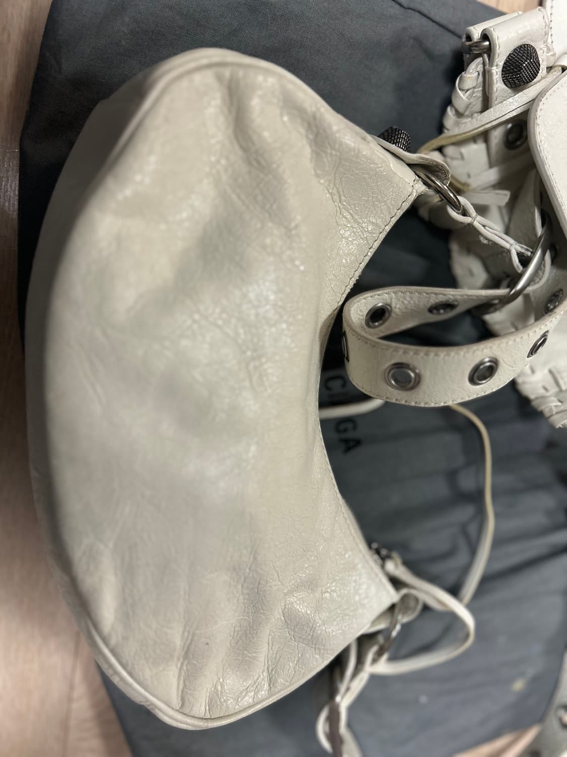 발렌시아가  아레나 램스킨 르카골 XS 숄더백 화이트 상품이미지2