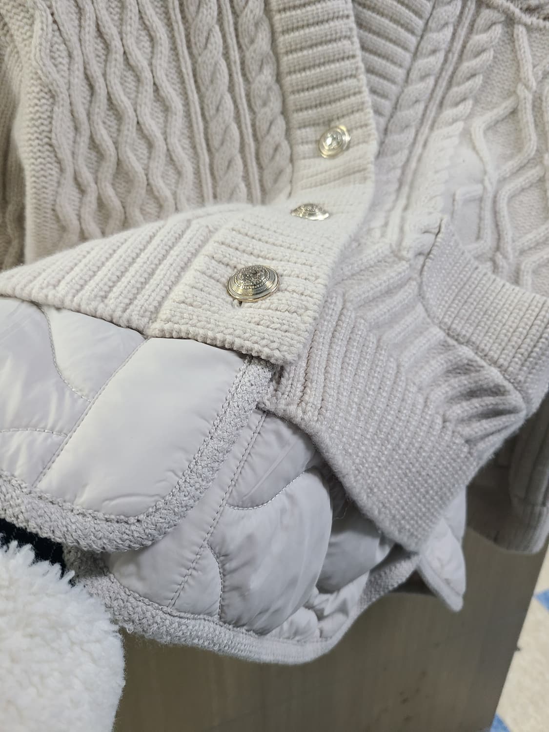 시스템 아이보리 색상 꽈배기 니트 패딩 상품이미지4