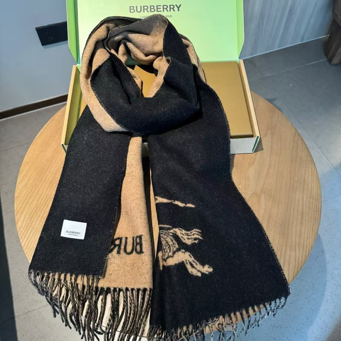 버버리숙녀 리버서블 스카프
 상품이미지5