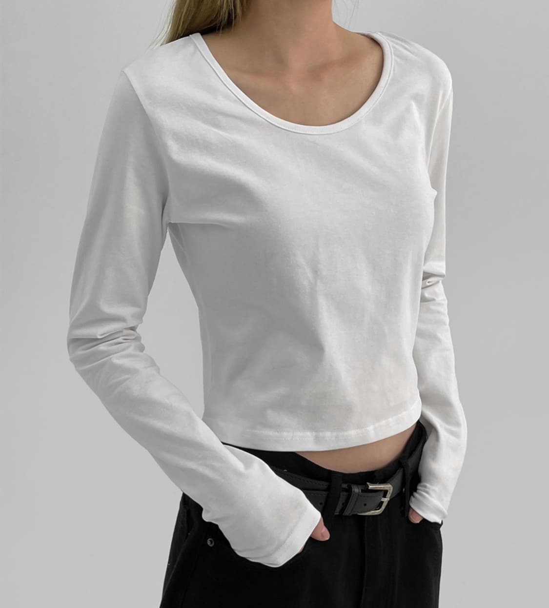 블랙업 수잔 유넥 크롭 긴팔티 상품이미지1