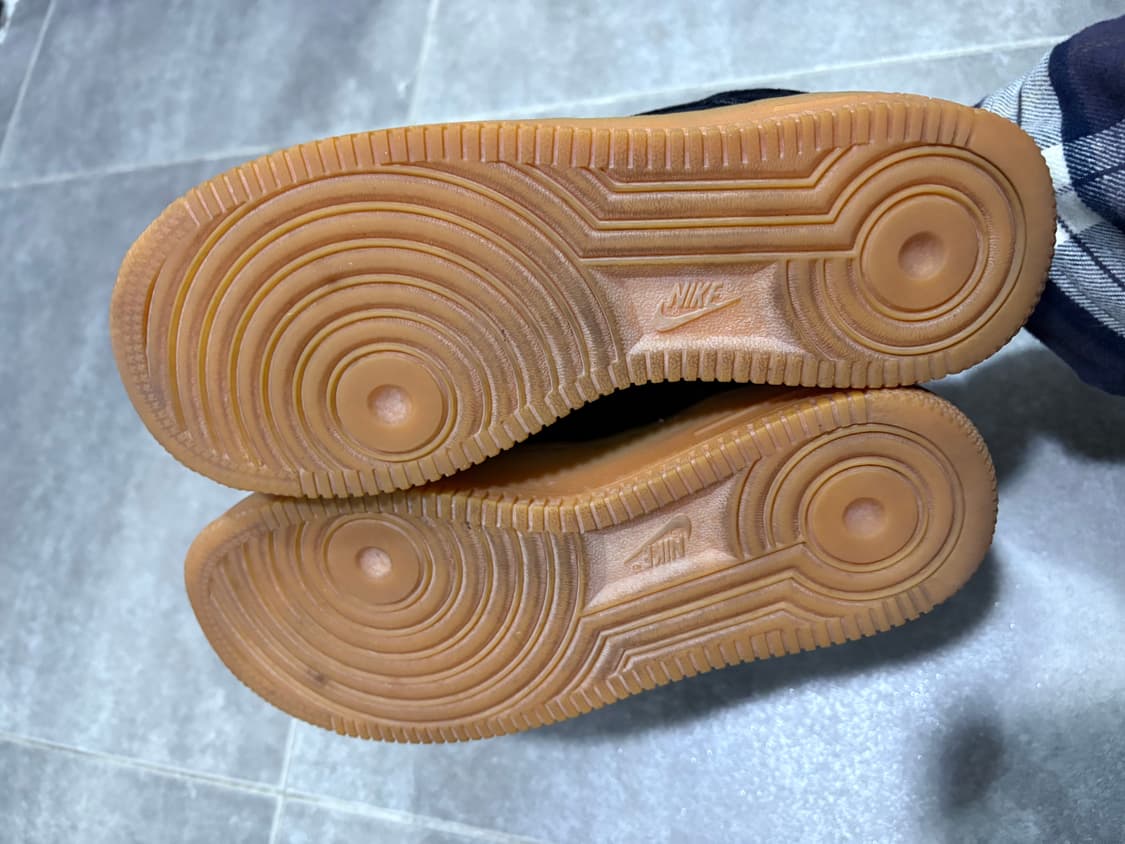 나이키 에어포스 1 '07 LV8 스웨이드 아웃도어 블랙 검 상품이미지4