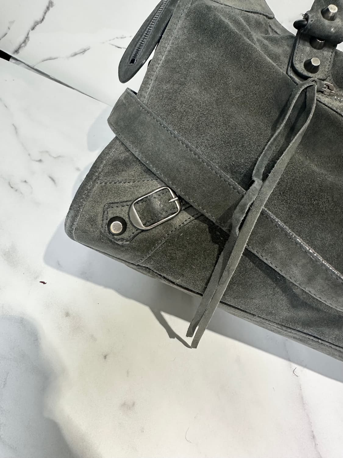 [A 정품] 발렌시아가 시티 모터백 미디움 스웨이드 그레이 상품이미지5