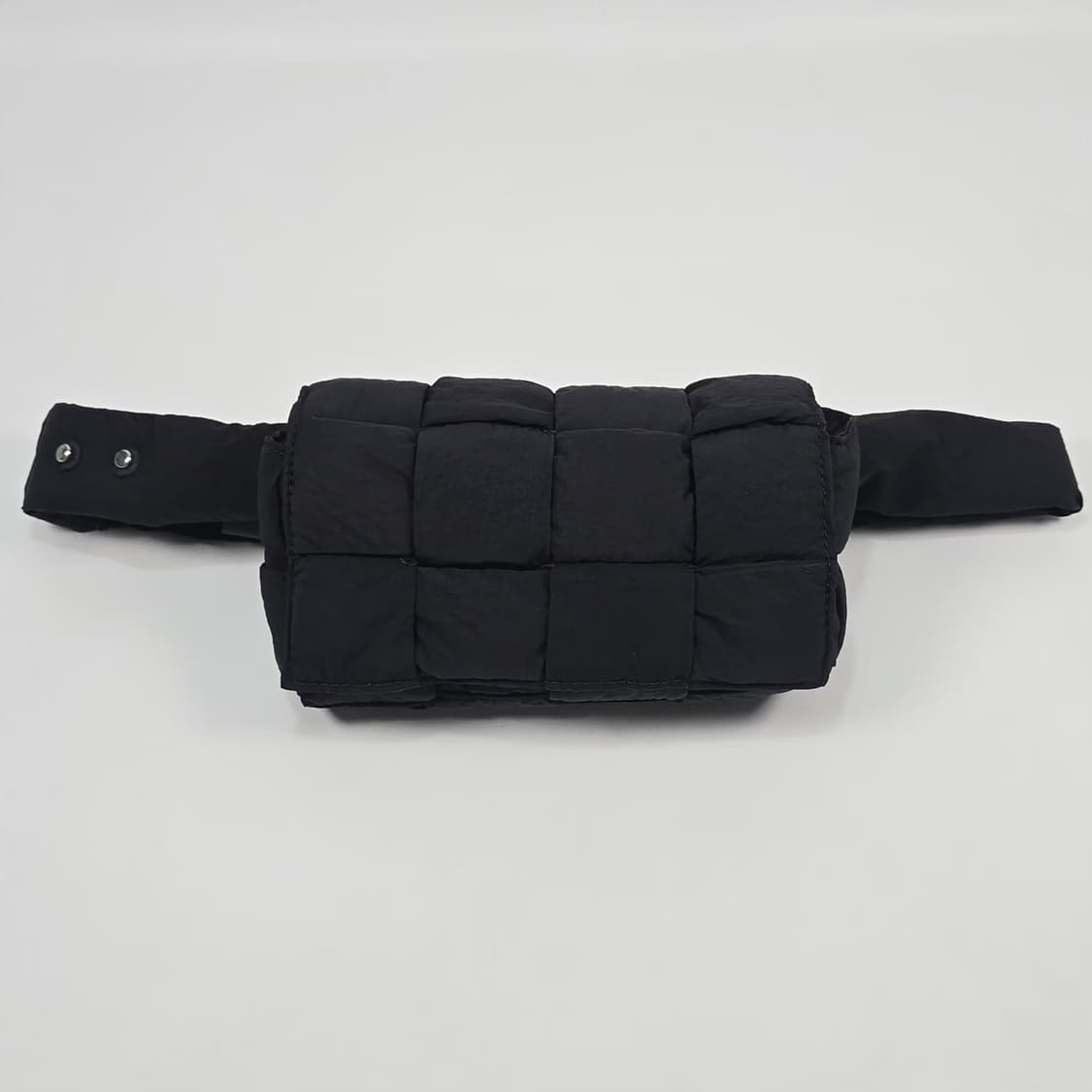 보테가베네타 패디드 테크 미니 카세트 벨트백 상품이미지2