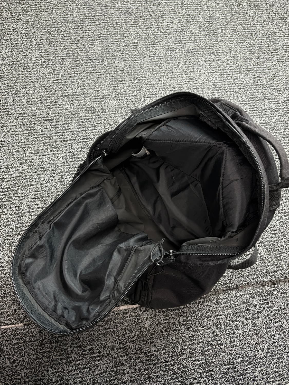 칼하트 WIP 스트링 디테일 킥플립 백팩 2033 상품이미지6