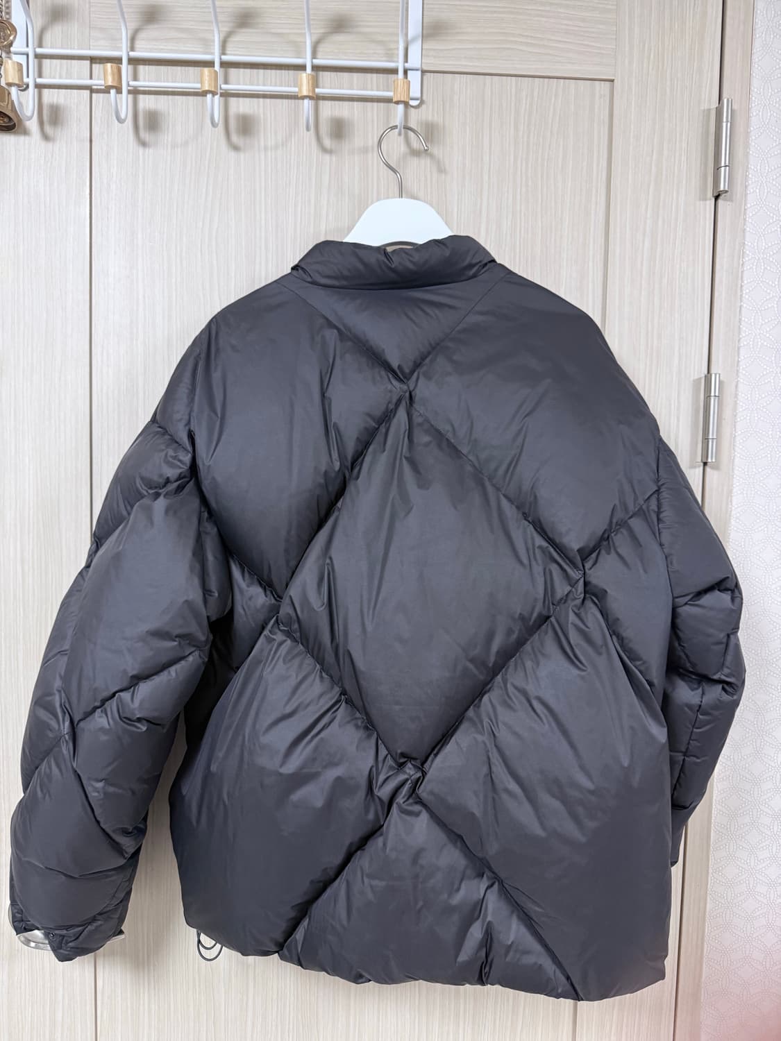 [3]폴리테루 24fw 롬버스 마름모 패딩 푸퍼 블차콜 상품이미지2