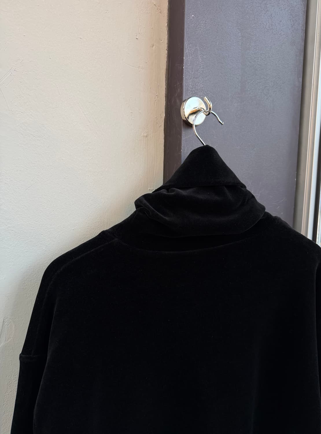 100/ 생로랑 23F/W 벨벳 터틀넥 스웨터 상품이미지8