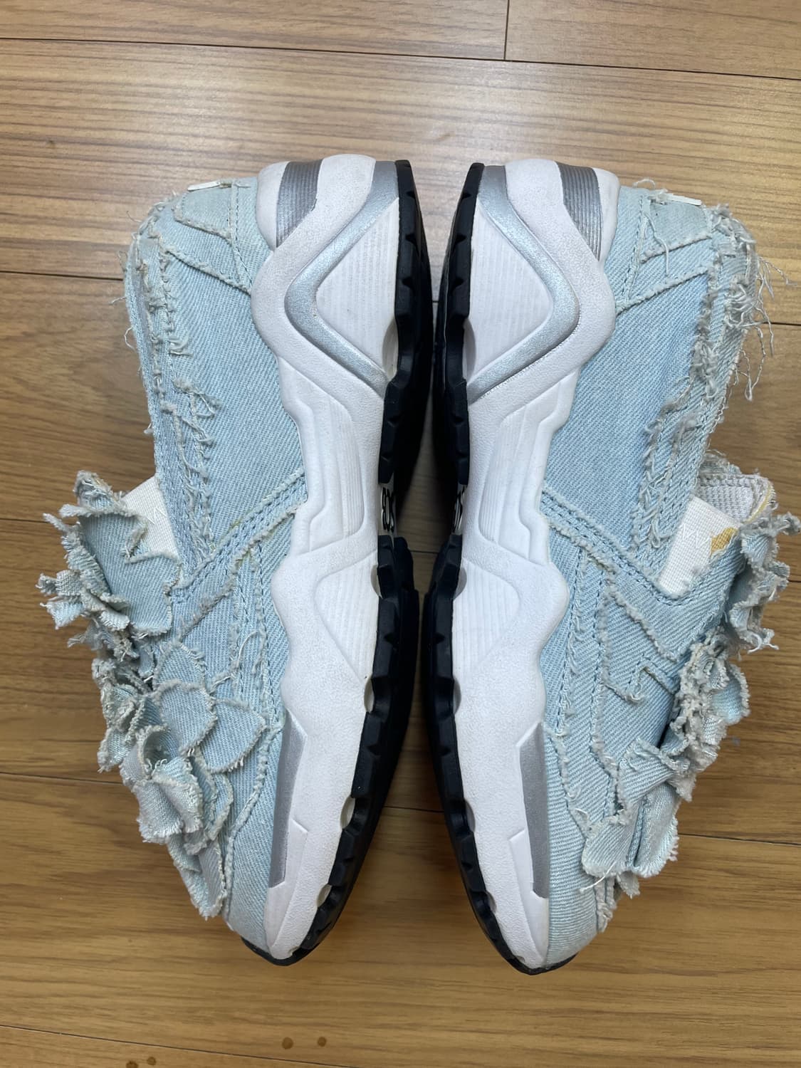 슈콤마보니 플라워 장식 데님 스니커즈입니다
- SCB 스니커즈
- Ort 상품이미지2