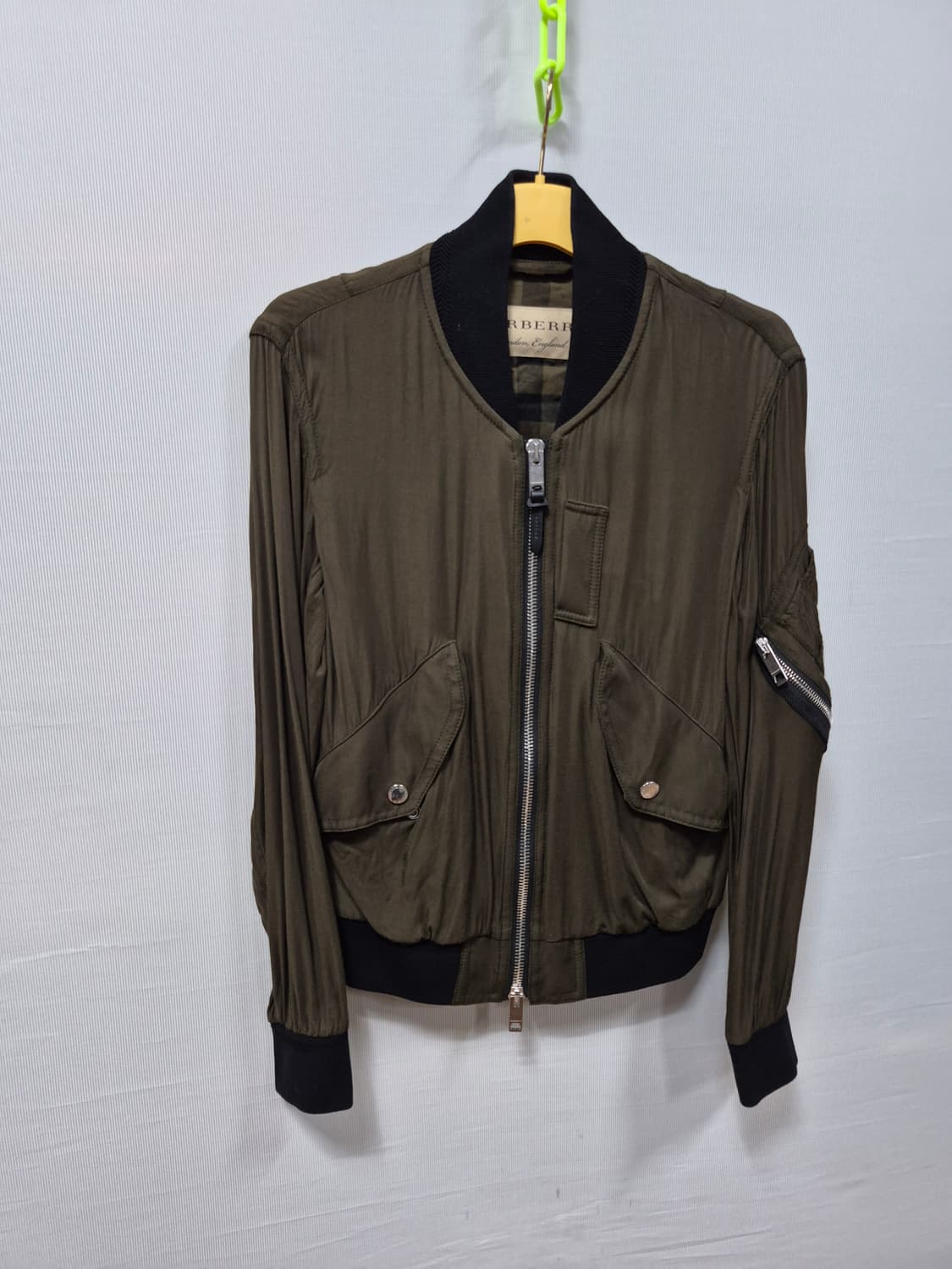 버버리 카키색 봄버 자켓 남성48  100 상품이미지1