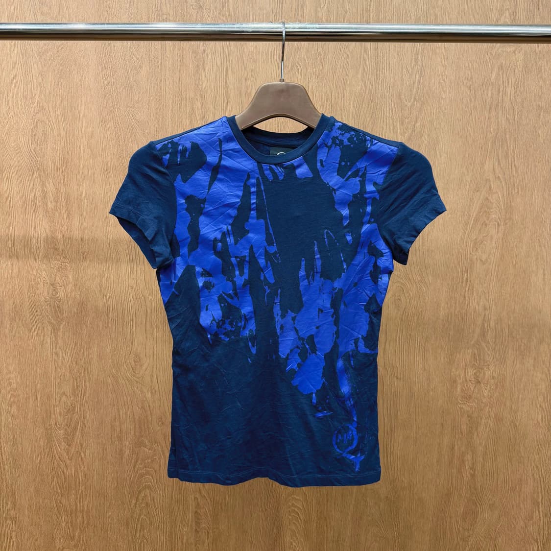 알렉산더 맥퀸 반팔 티셔츠 스플래시 아트 패턴 디테일 슬림핏 네이비 상품이미지2