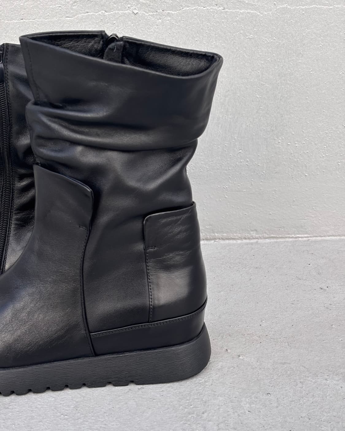 컨펨퍼러리 터크 디자인 미들 부츠 상품이미지4