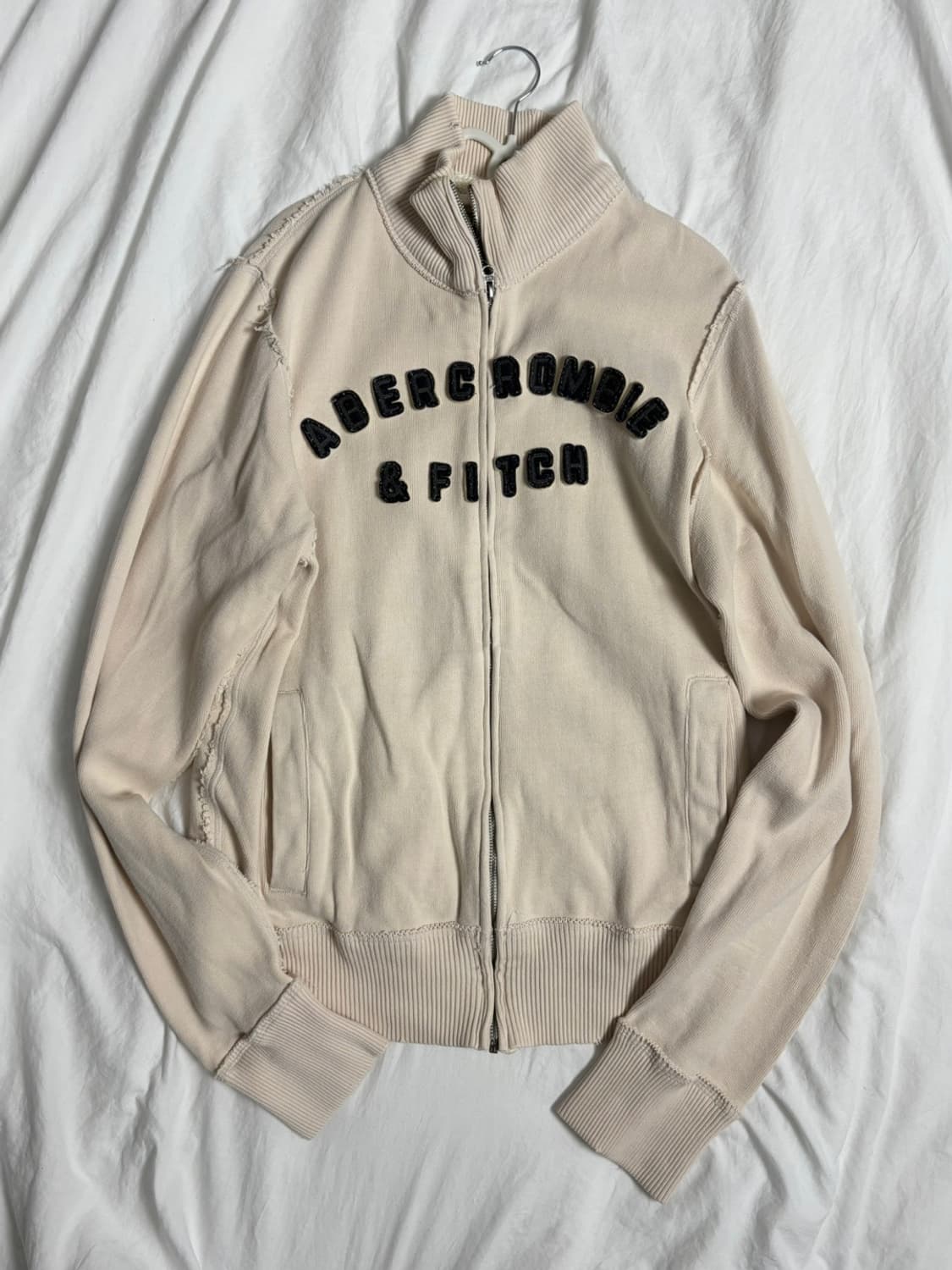 아베크롬비 스펠링 로고 아이보리 베이지 집업 상품이미지2