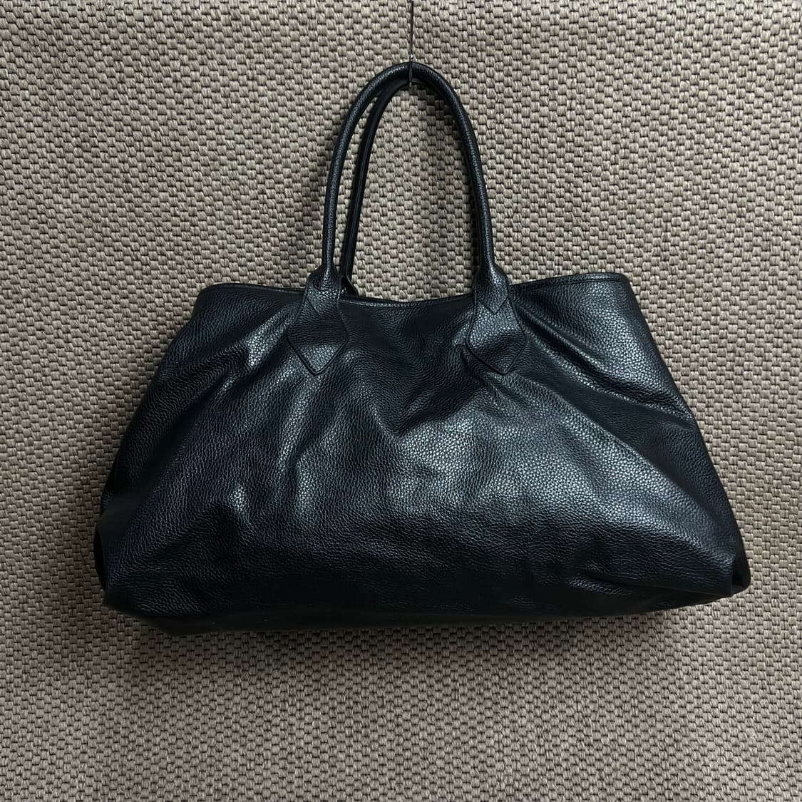 비비안웨스트우드 펀칭 로고 빅 토트백 블랙 상품이미지2