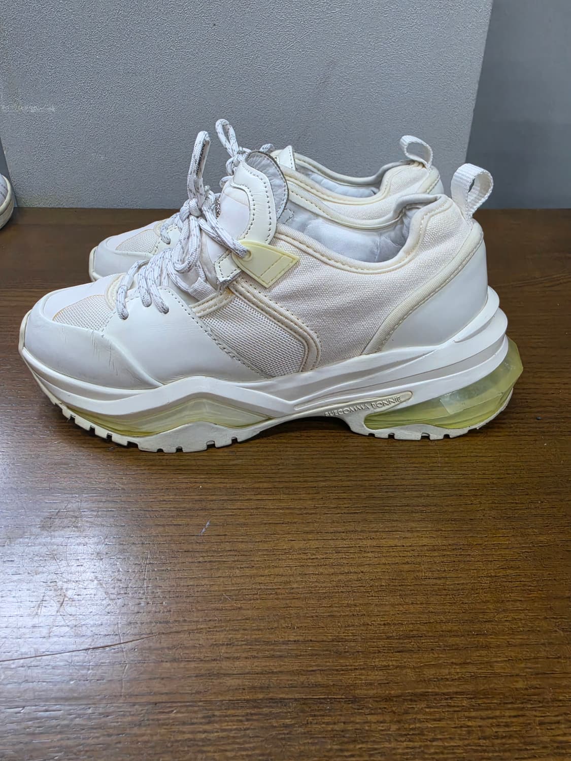 슈콤마보니 화이트 스니커즈 상품이미지5