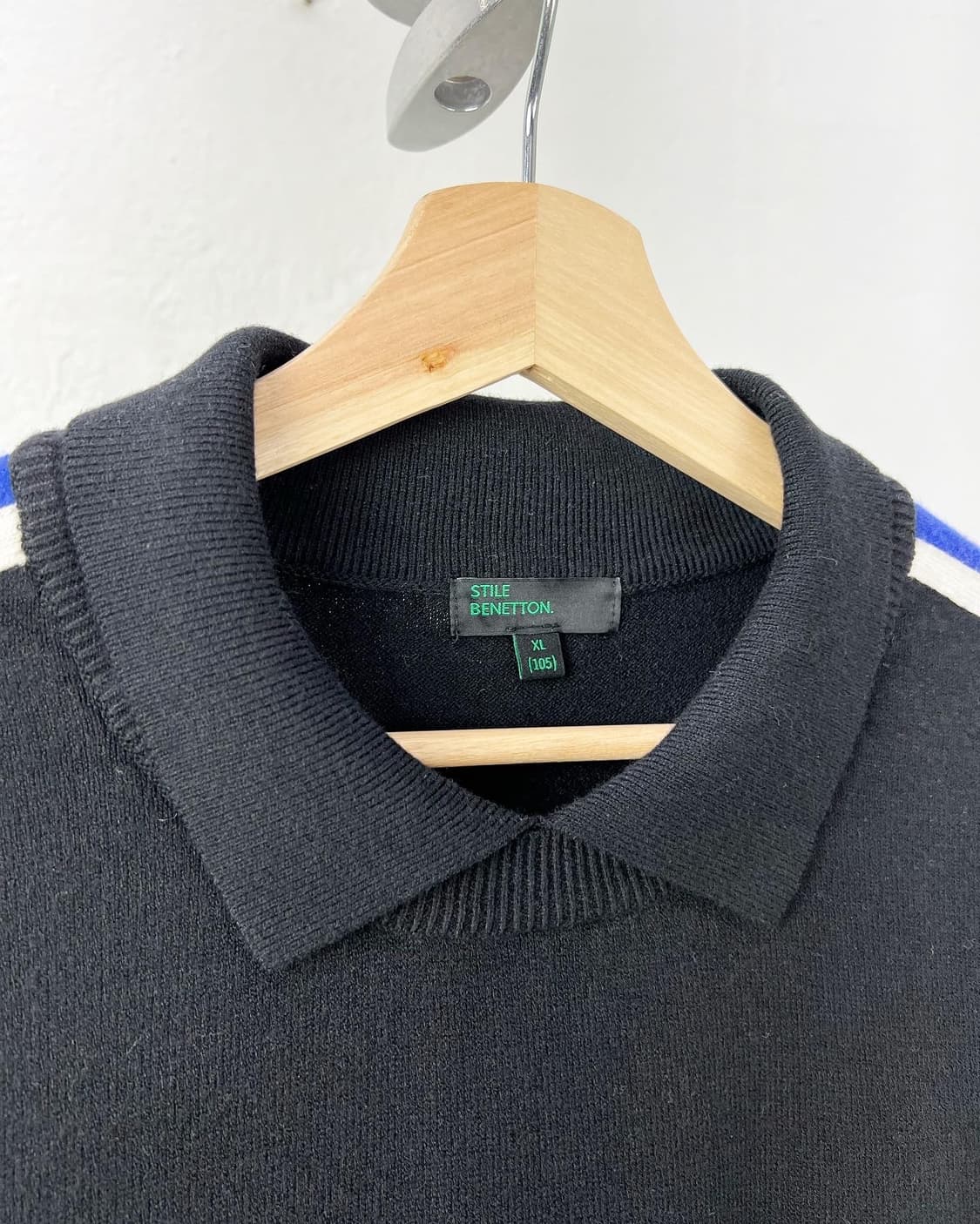 베네통 블랙 로고 라인디테일 카라 니트 상품이미지6