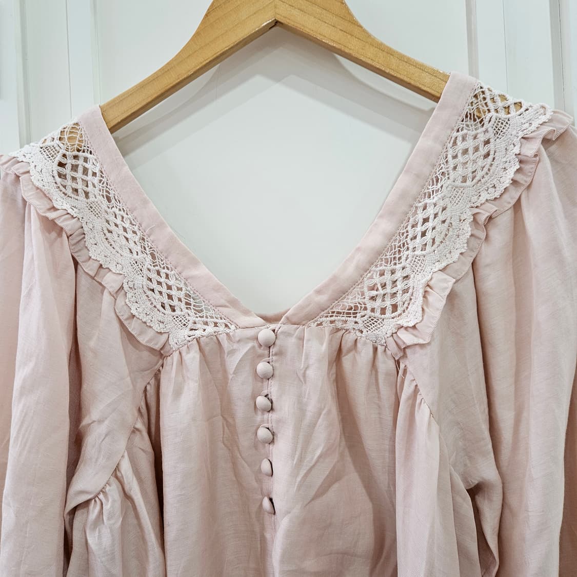 질스튜어트 (JILL STUART) 레이스 브이넥 블라우스 상품이미지3