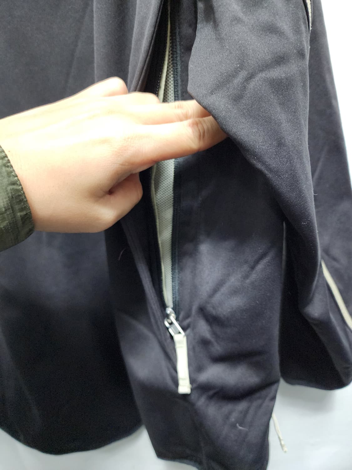 데상트 JPN 블랙 기능성 풀집업 트랙탑  상품이미지5