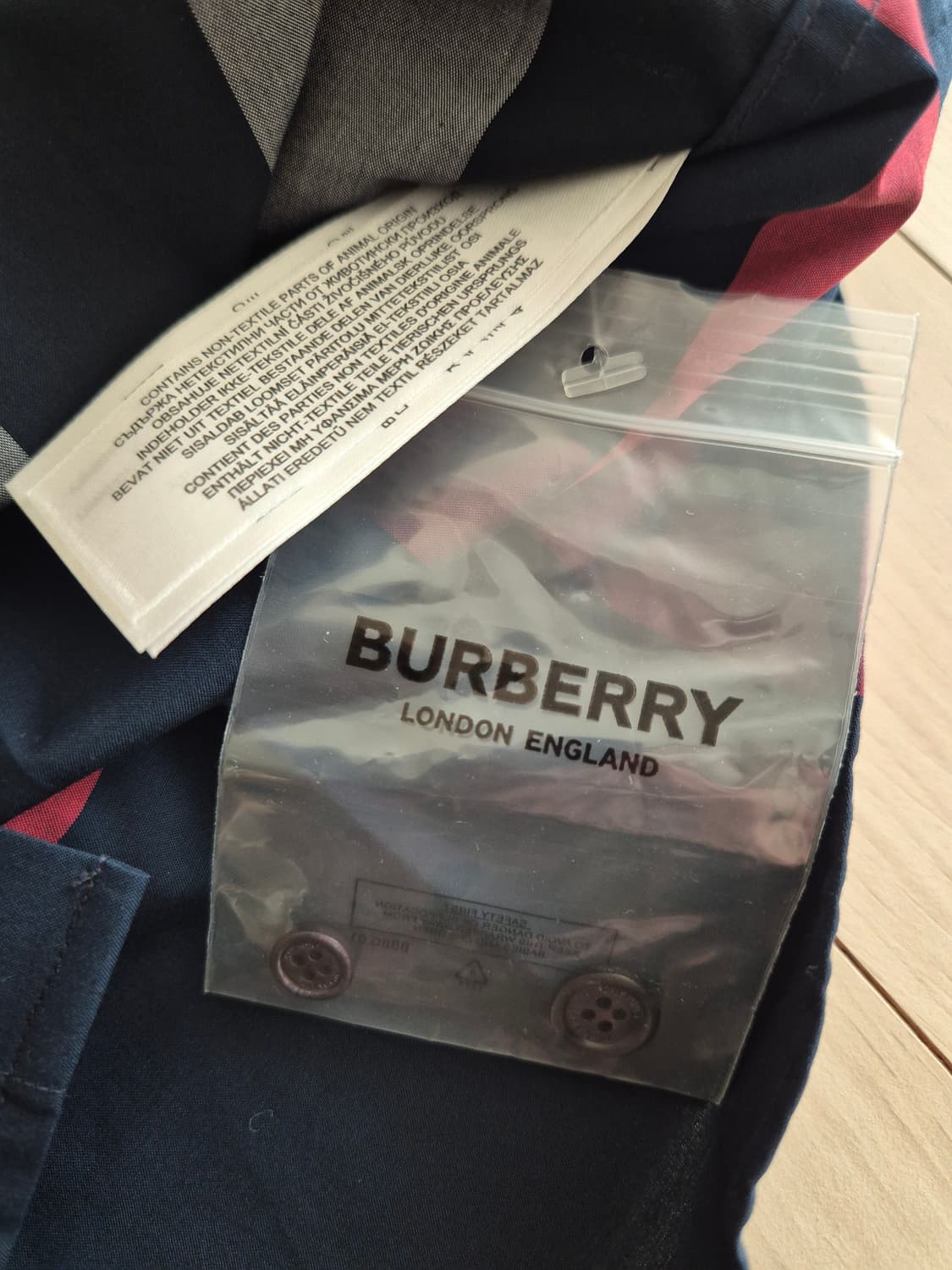 버버리 셔츠 / 정품 / 새제품 / 8018111 상품이미지8