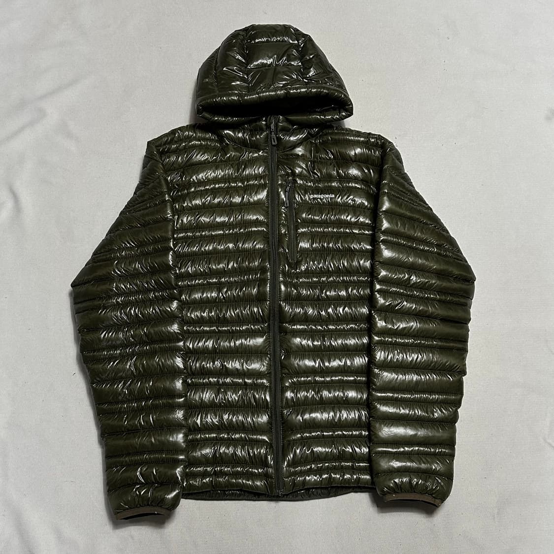 파타고니아 카키 유광 경량 패딩 상품이미지2