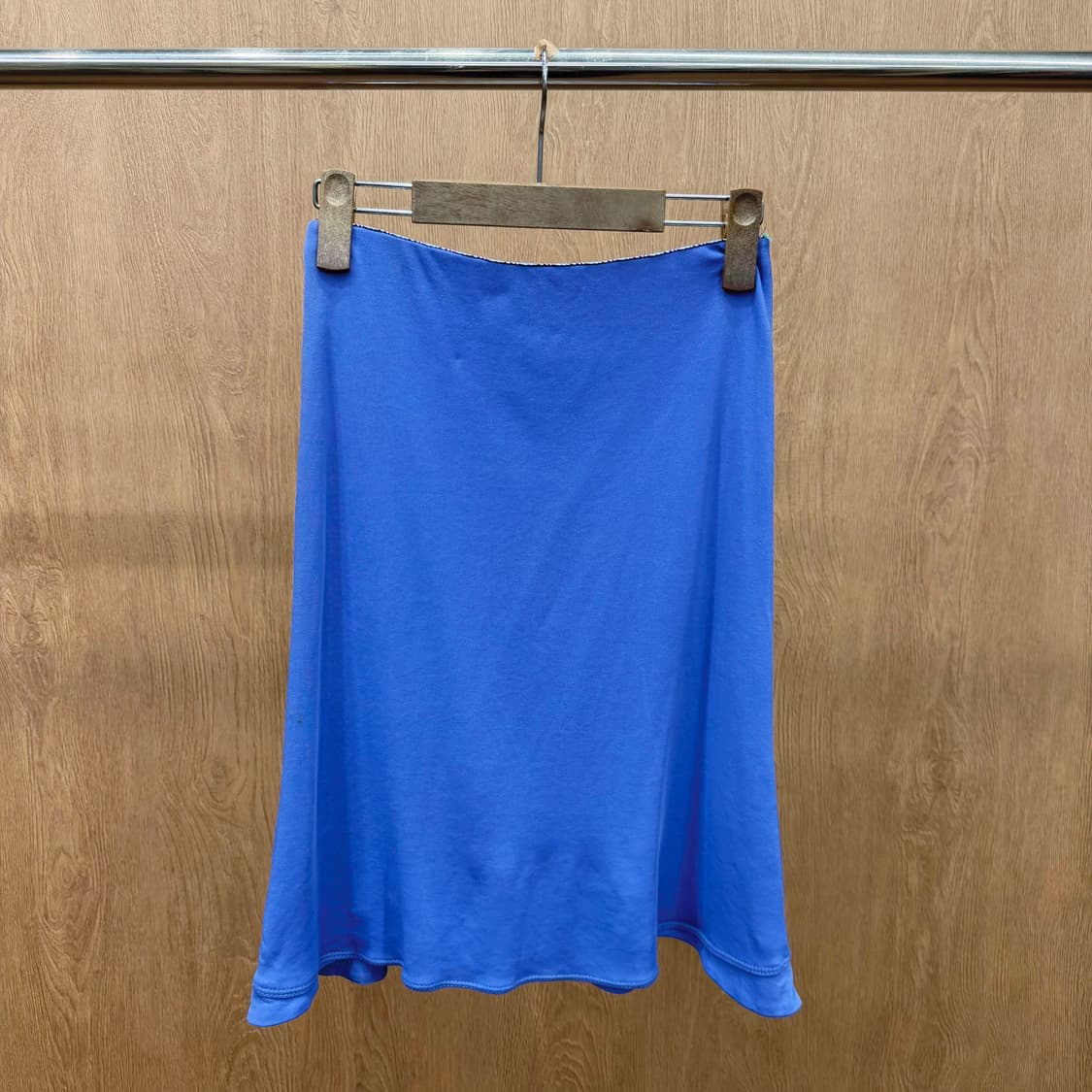 미쏘니 미디 스커트 패턴 니트 테이프 배색 안감 디테일 플레어핏 블루 상품이미지2