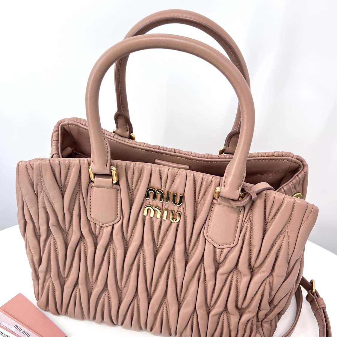 미우미우 마테라쎄 나파 레더 토트백 & 숄더백 (5BA258) 상품이미지4