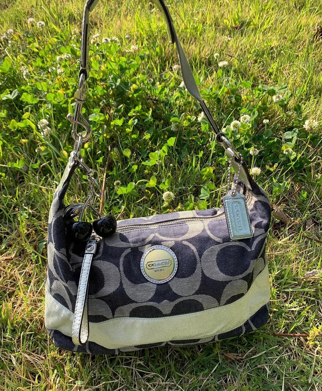 🎉SALE🎉 희귀 여름템 👖🩶 Coach 데님 실버 숄더백 상품이미지1