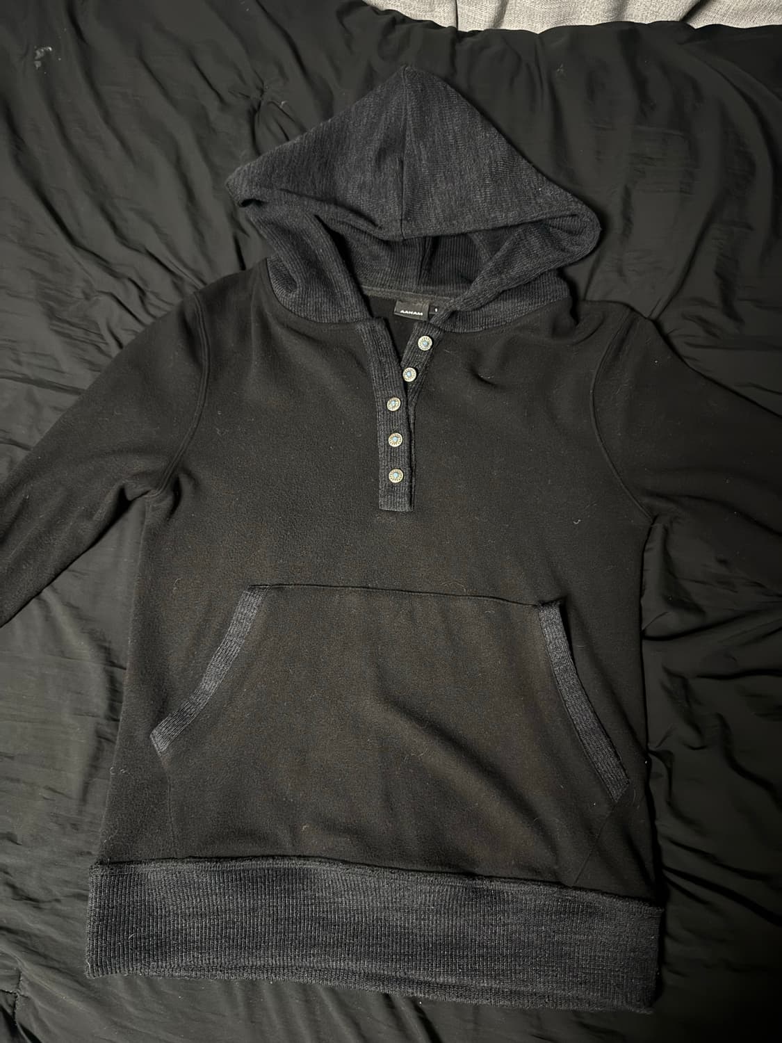 Aakam  Contrast Logo Button Hoodie 후드 블랙 상품이미지1