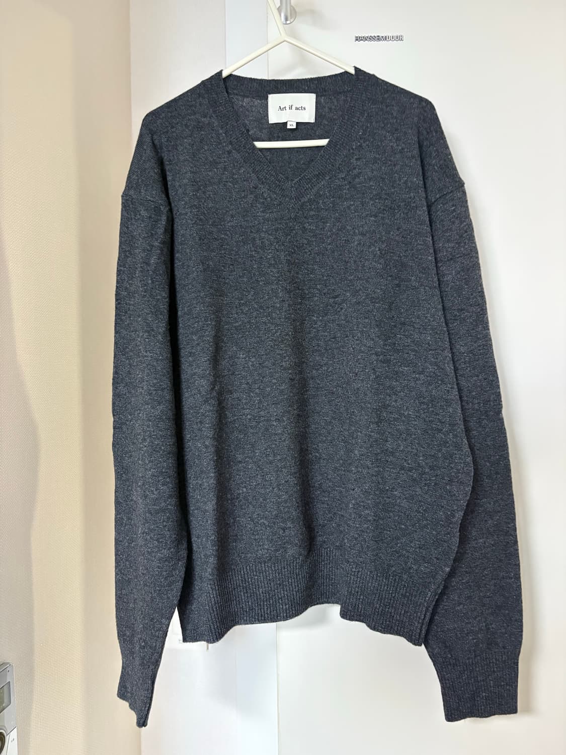 아트이프액츠 캐시미어 브이넥 니트 상품이미지1