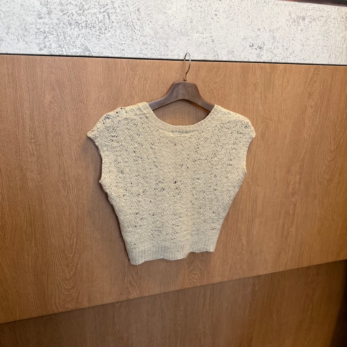 빈티지 라운드넥 슬리브리스 니트 베스트 펀칭 디테일 베이지 상품이미지2