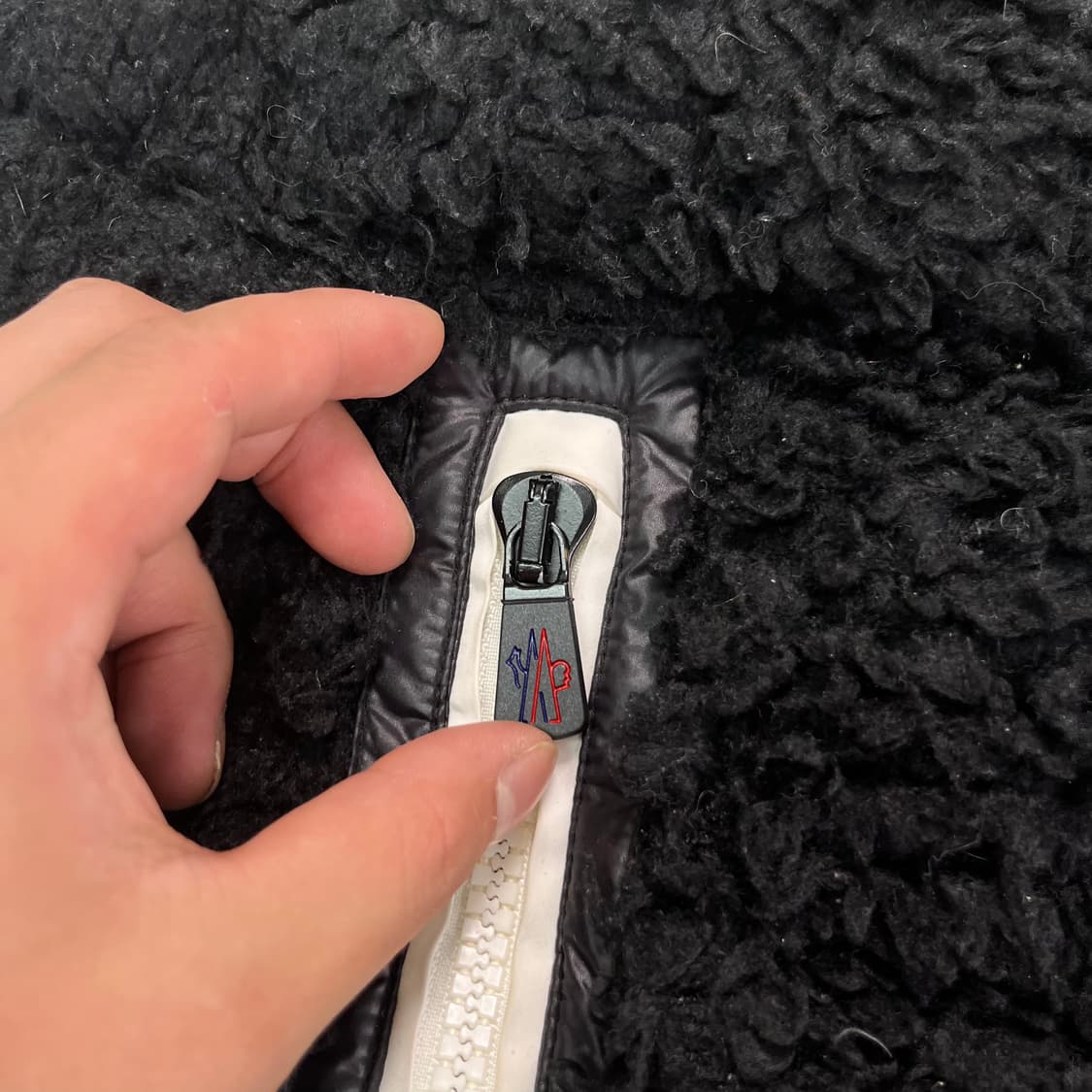 W100 몽클레어 25FW 패딩 베스트  상품이미지5