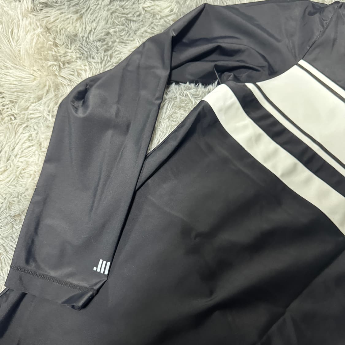 질스튜어트 박서준래쉬가드  95사이즈 거의새것 상품이미지3