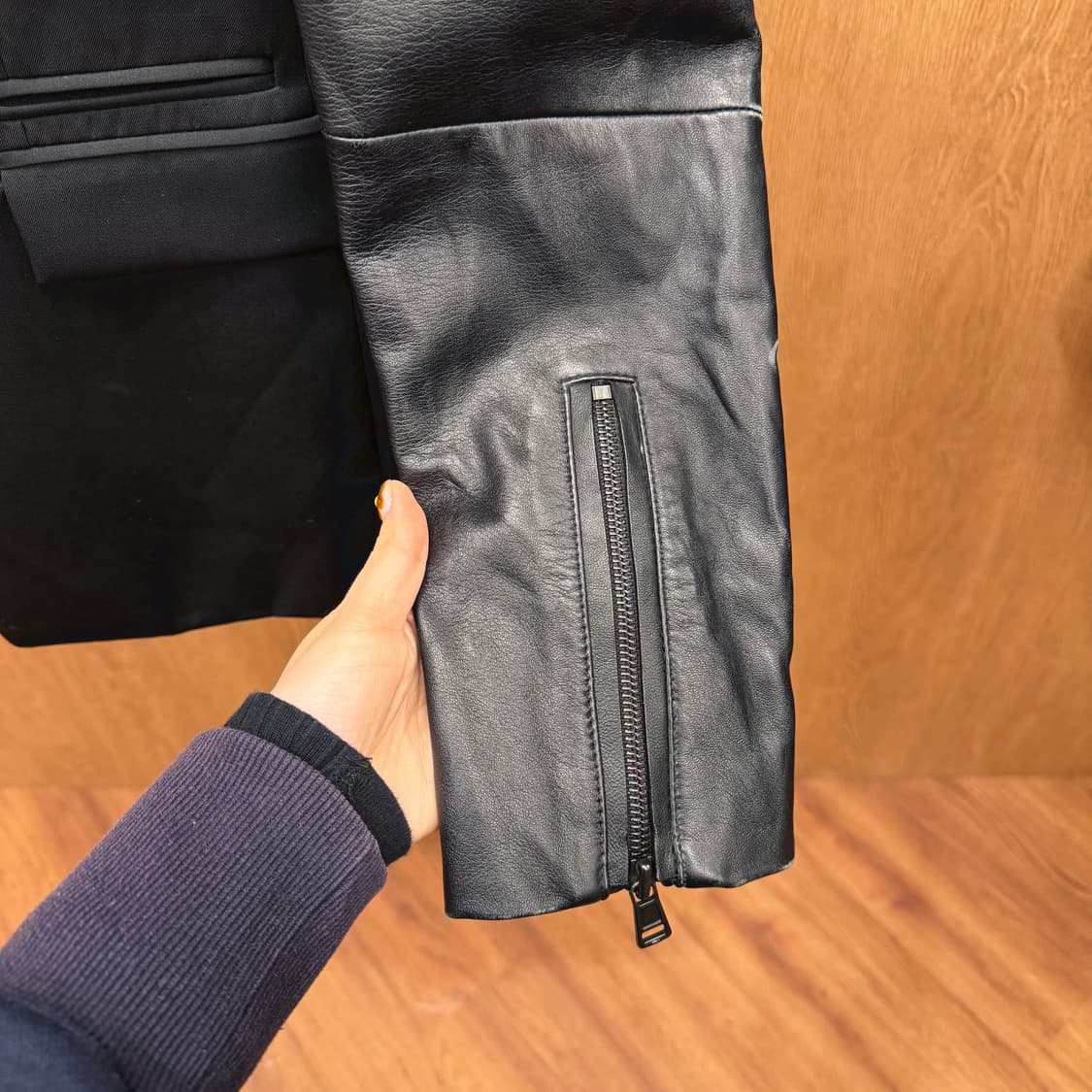 준지 울 긴팔 자켓 램스킨 배색 후드 소매 지퍼 디테일 레귤러핏 블랙 상품이미지6