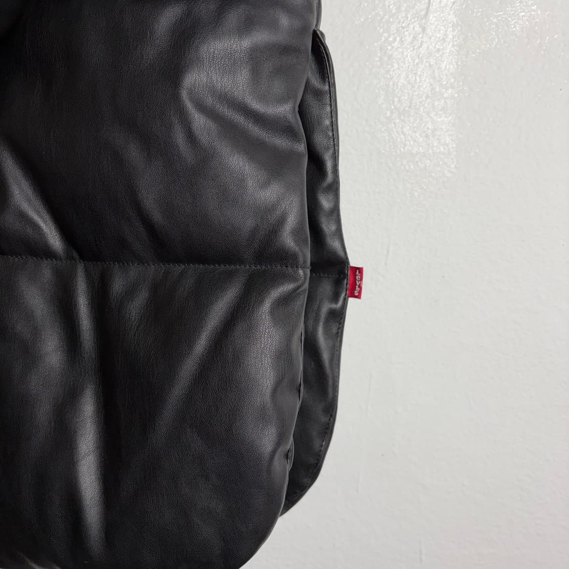 Levi's 여성용 블랙 인조 가죽 퀼팅 후드 패딩(L) 상품이미지5