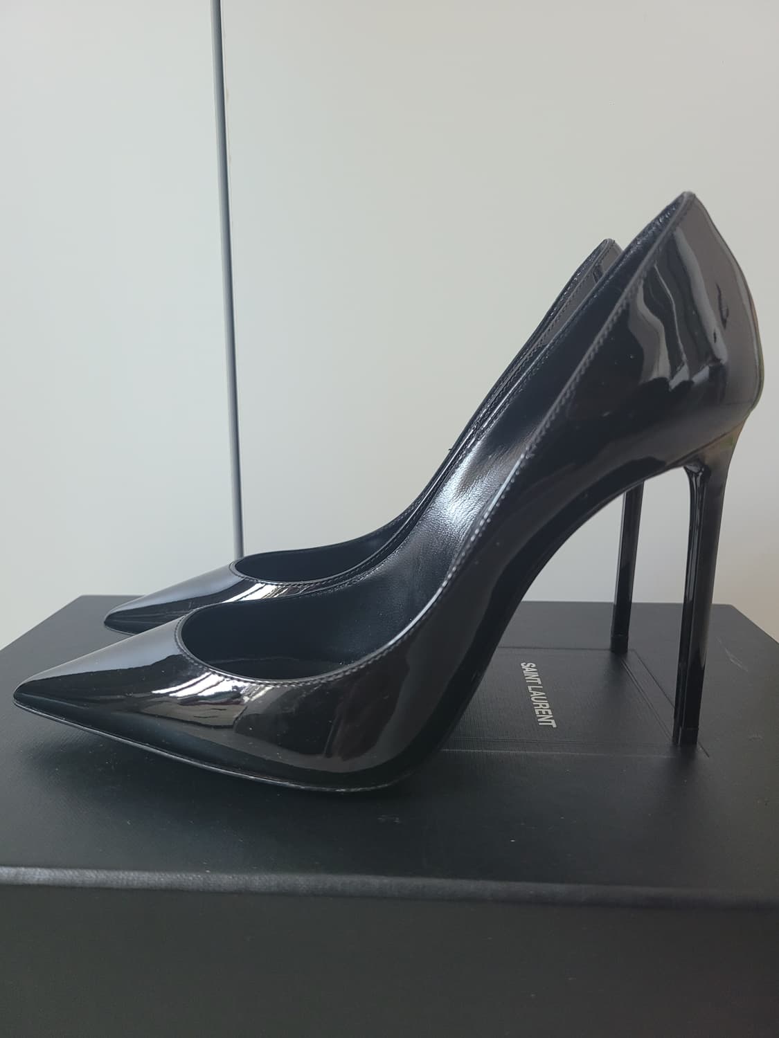 생로랑 ZOE105 페이턴트 블랙 35.5 사이즈 판매합니다. 상품이미지2