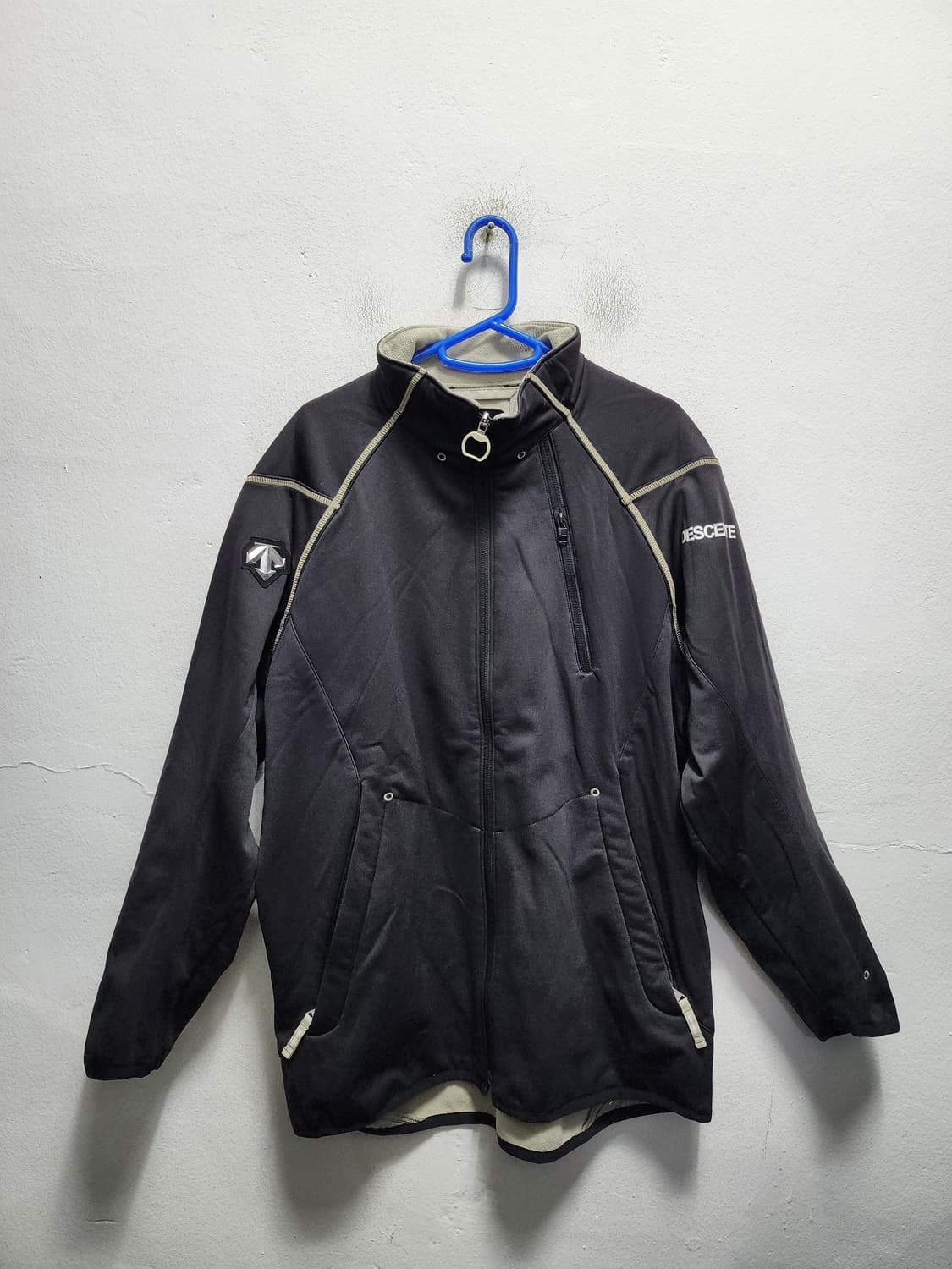 데상트 JPN 블랙 기능성 풀집업 트랙탑  상품이미지1