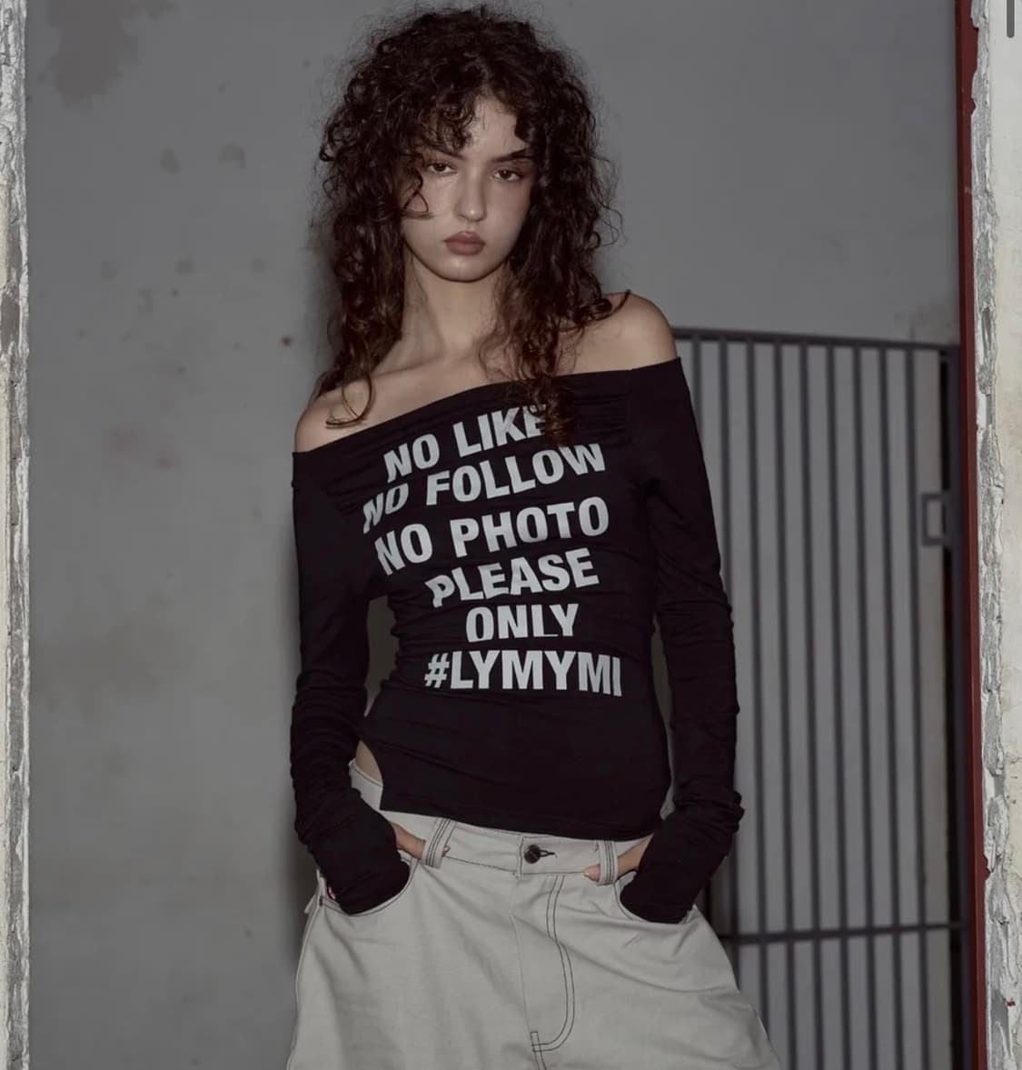 Kacy Lettering Long Off-Shoulder Top  상품이미지1