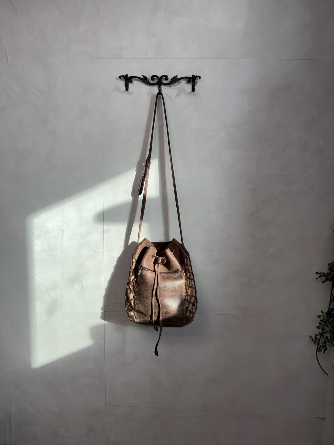 Renoma brown net drawstring cross bag 상품이미지1