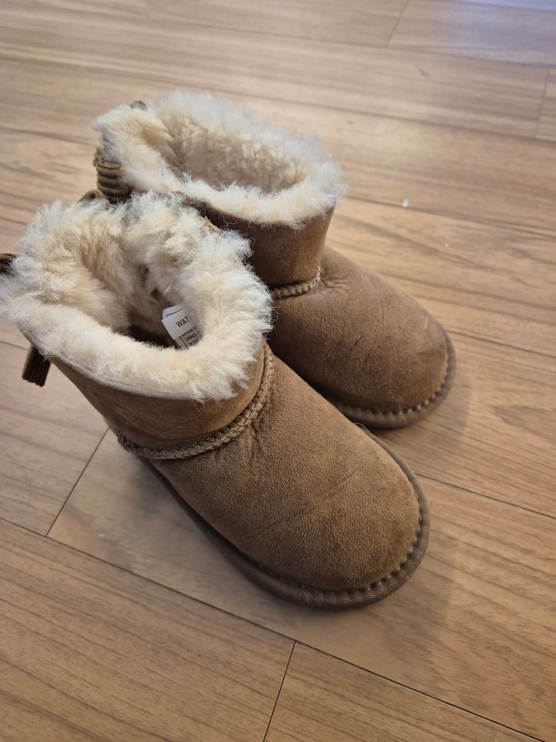 사이즈는 165mm인 어그 부츠입니다. 아이가 신기 편하도록 부츠 입구가 상품이미지2