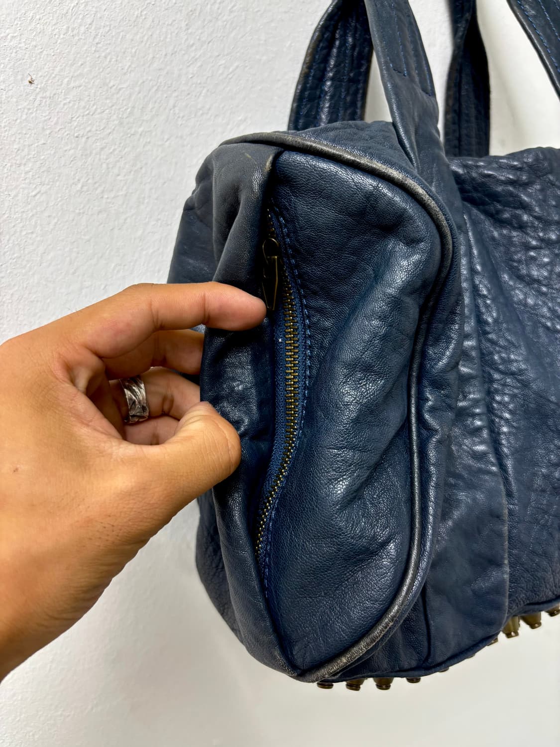 “ALEXANDER WANG” 레더 로키 총알스터드 도트백 상품이미지4