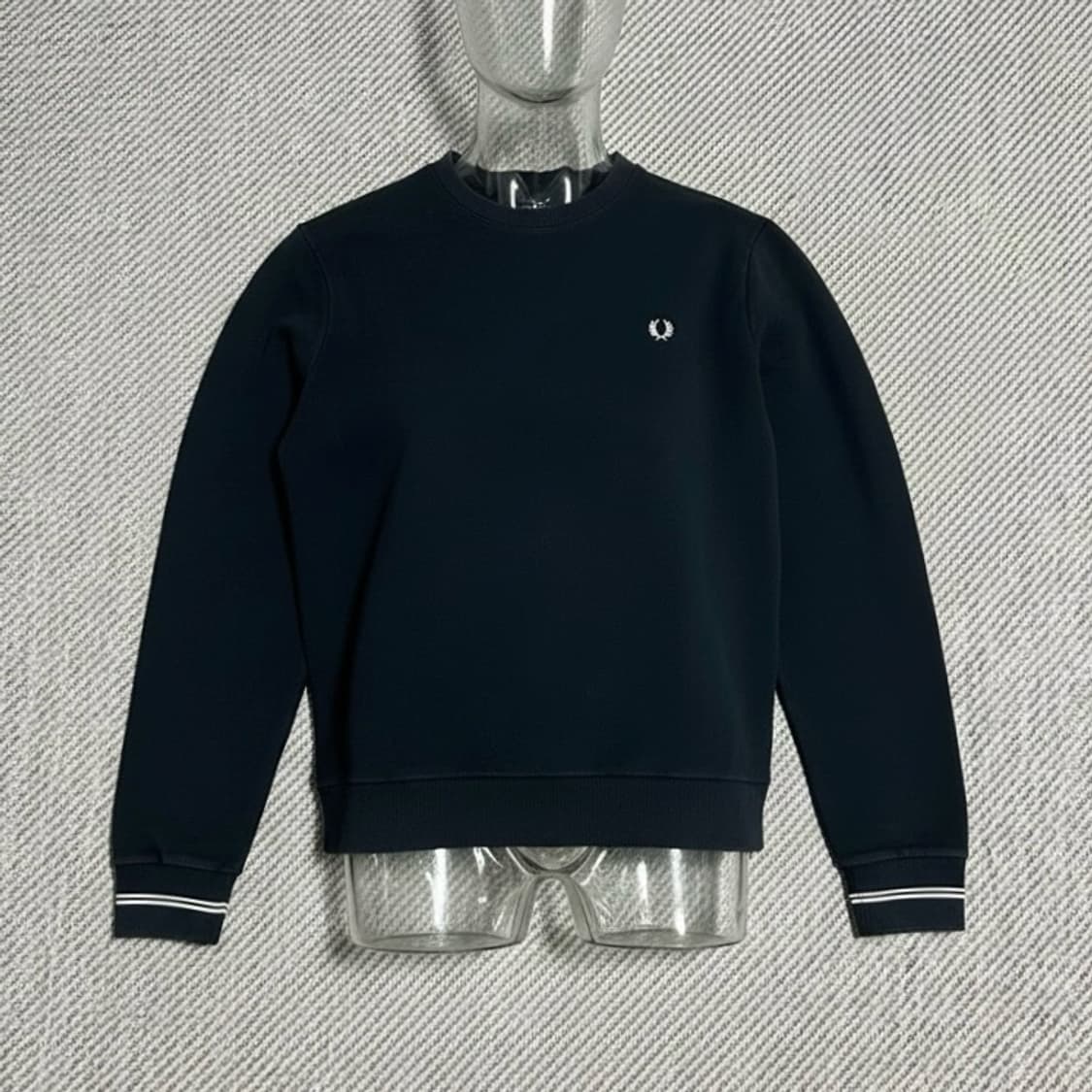 [L] Fredperry 프레드페리 블랙 클래식 라운드 맨투맨 상품이미지1