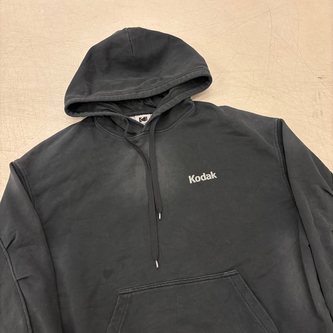 코닥 빅로고 피그먼트 워싱 후드티 상품이미지3