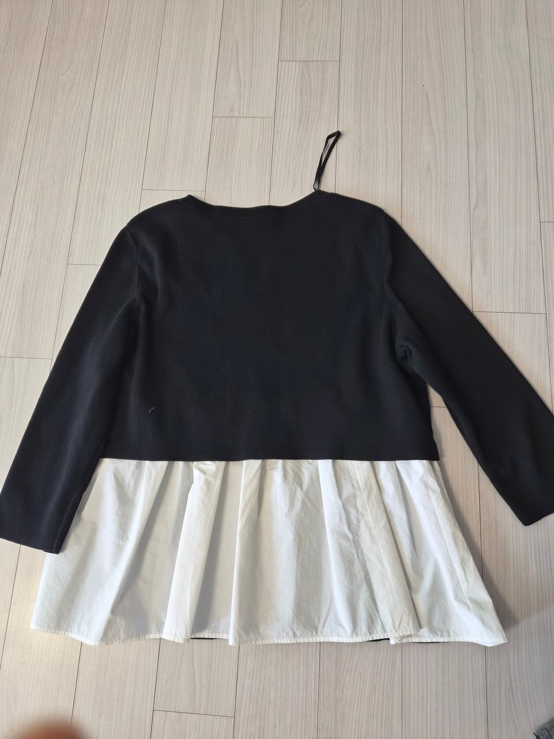 [COS] 블랙 믹스 미디어 니트 탑 (셔츠 레이어드 디테일) 상품이미지3