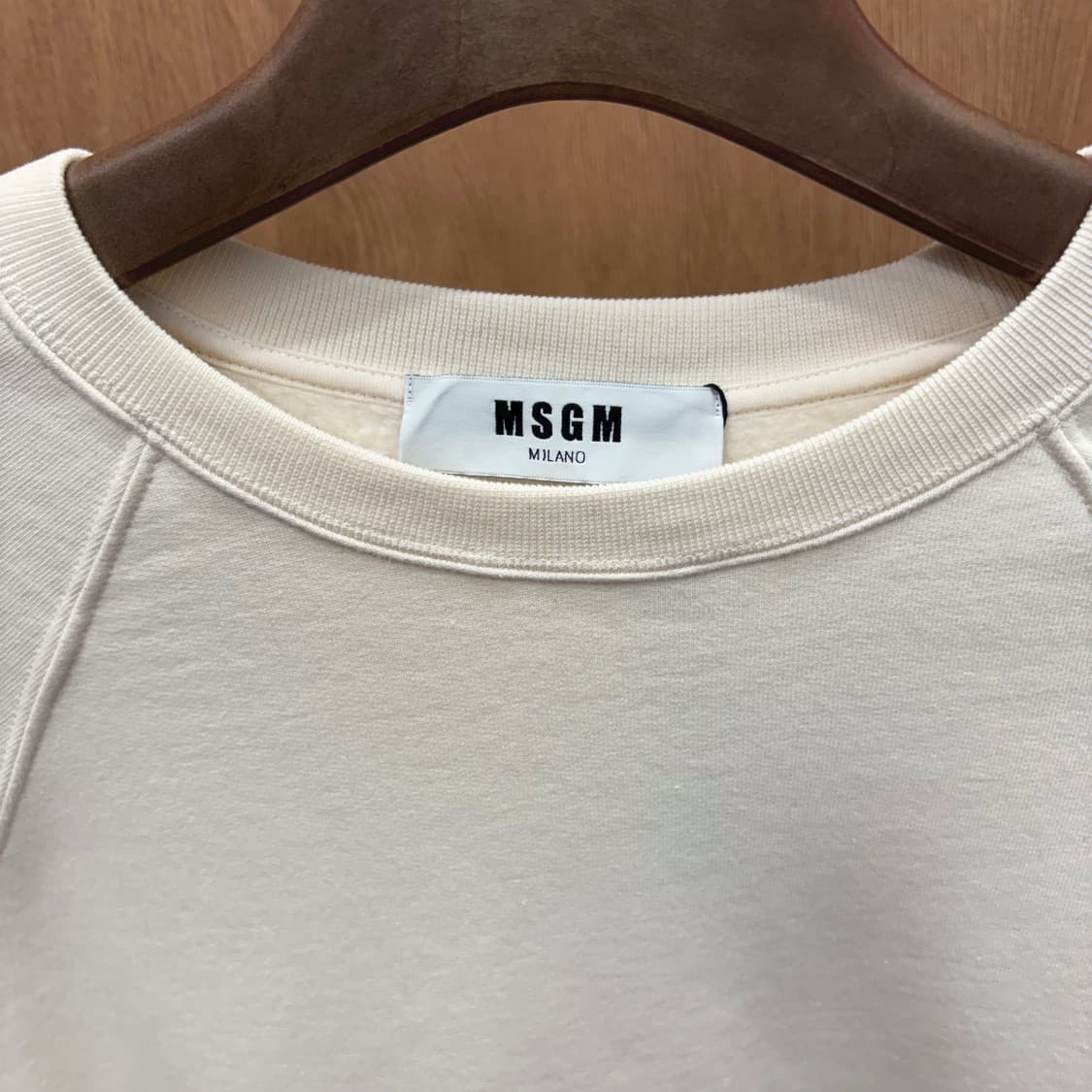 MSGM 라운드넥 긴팔 맨투맨 래글런 로고 프린팅 슬리브 디테일 아이보리 상품이미지6