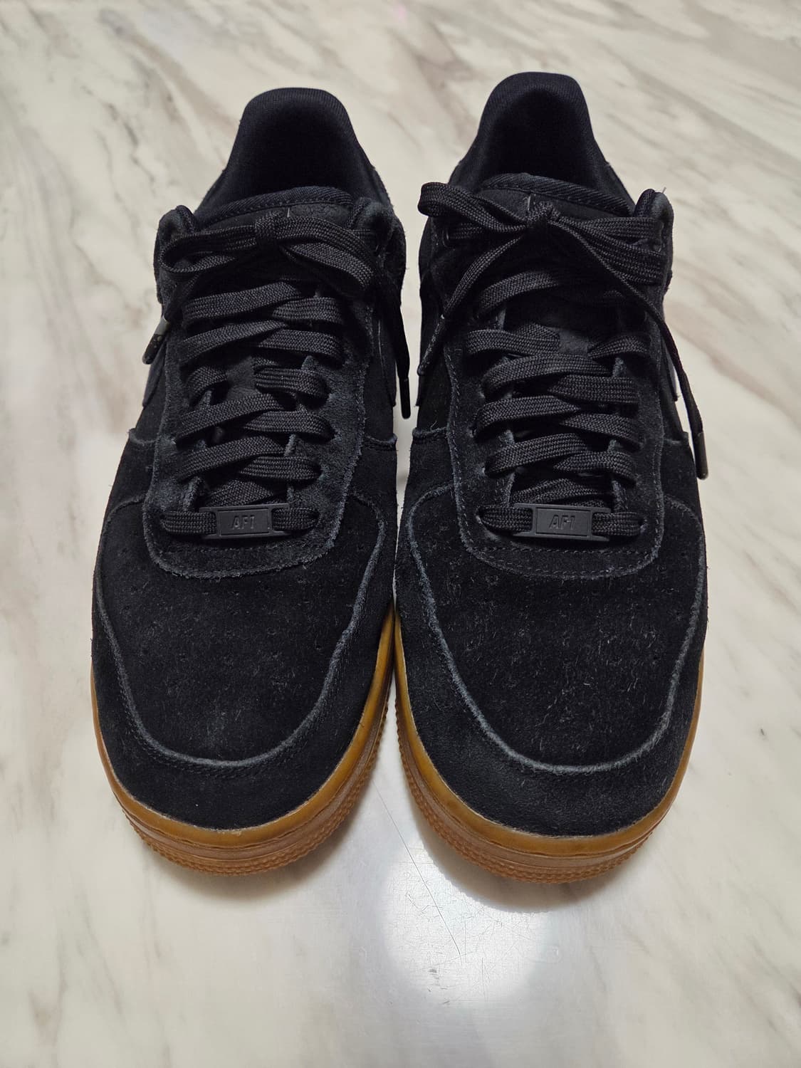 나이키 에어포스1 '07 블랙 스웨이드 스니커즈 상품이미지2