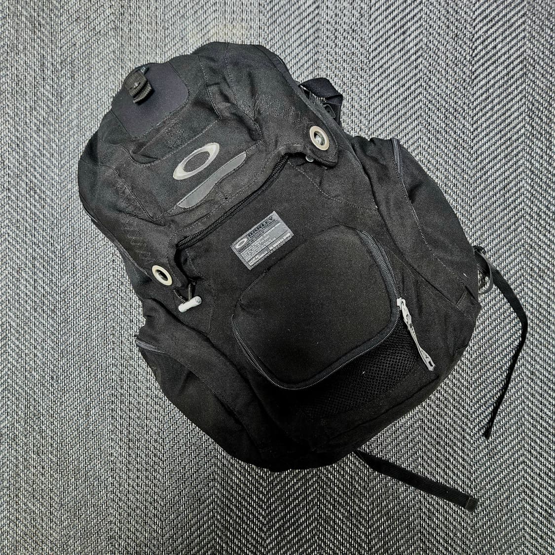 오클리 아이콘 로고 테크니컬 백팩 상품이미지1