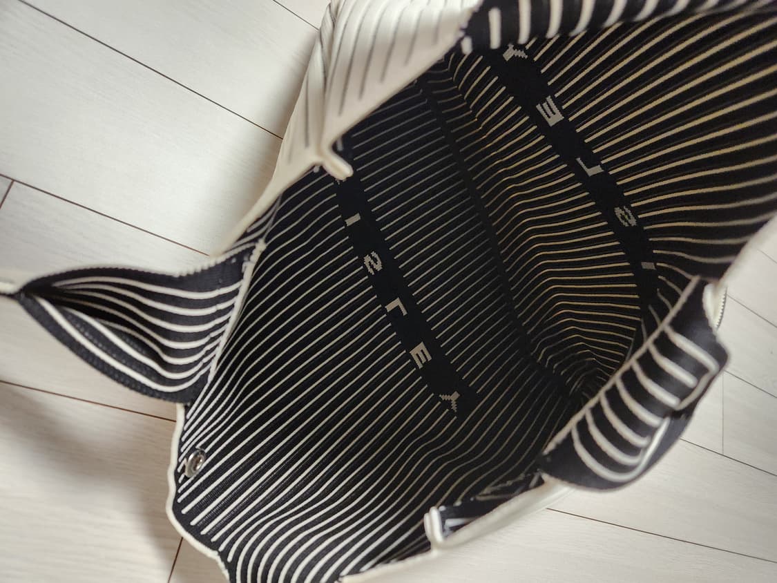 새상품급)시슬리 니트 토트백

여러 중고사이트에도 같이 판매하고 있어서  상품이미지4