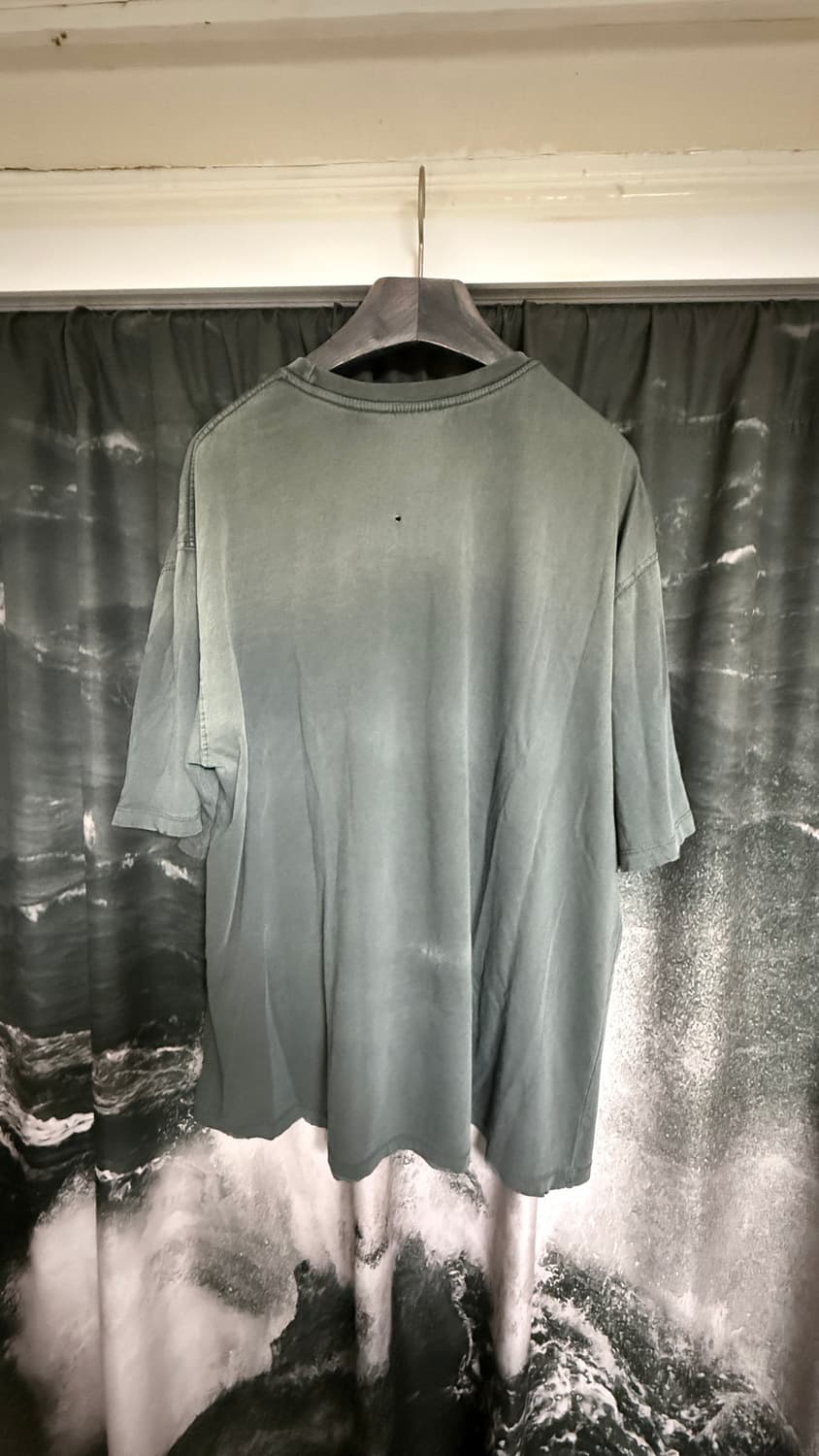 언더마이카 앤티크 플로랄 핀드 딤 라이트 에미티드 바이 서브스턴스 티셔츠 상품이미지2