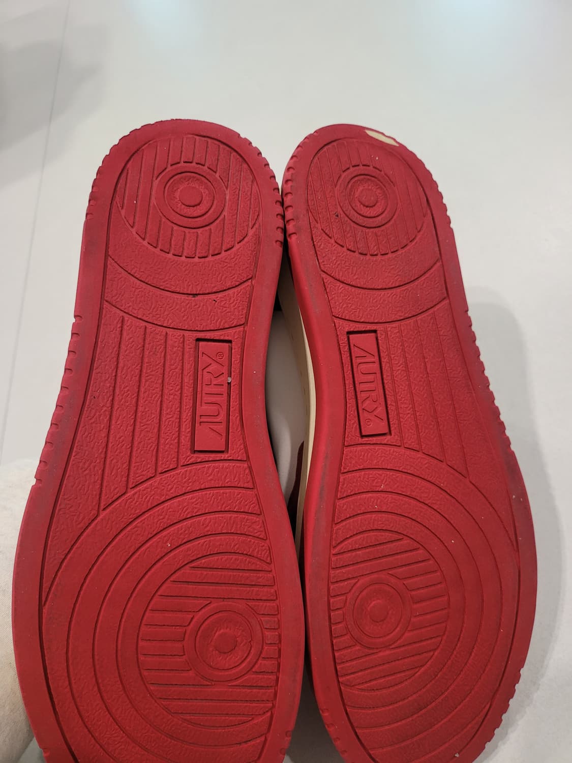 강렬한 존재감" 오트리 메달리스트 레드 범고래 (43사이즈)
 상품이미지9