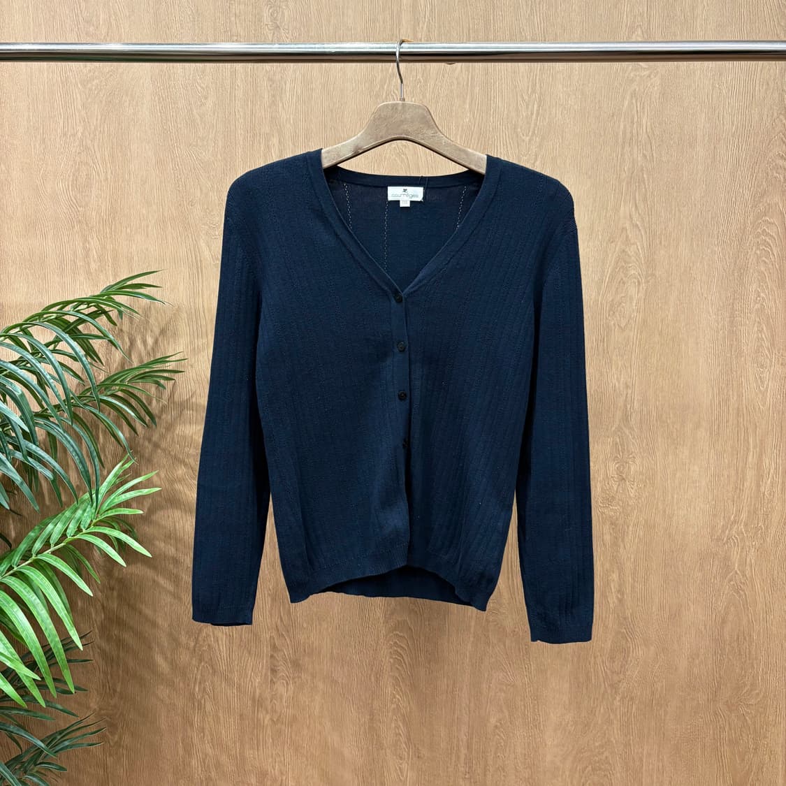 꾸레쥬 브이넥 니트 가디건 클래식 미니멀 세로 골지 버튼 디테일 네이비 상품이미지1