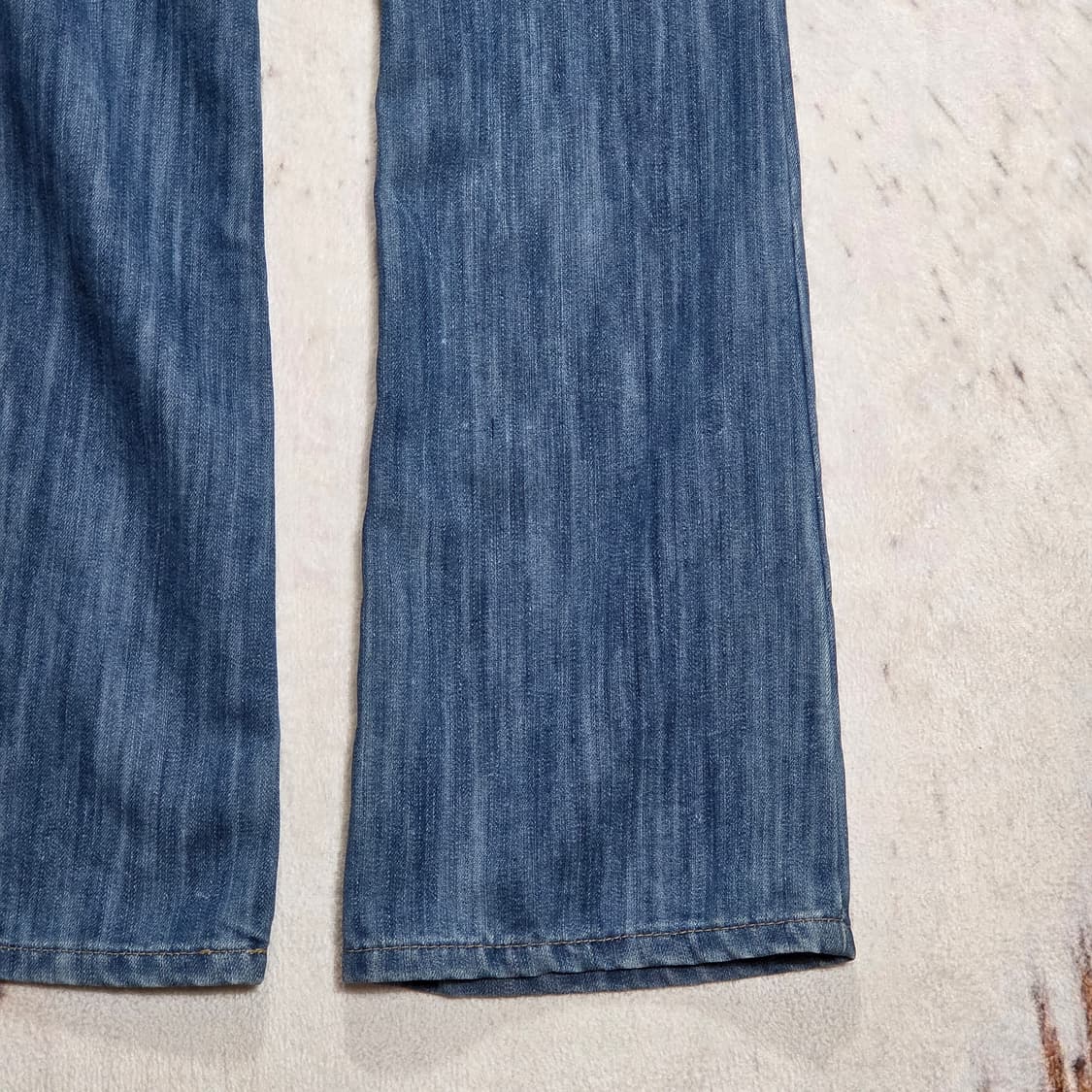 백 포켓 자수 로우라이즈 부츠컷 데님 팬츠 상품이미지3